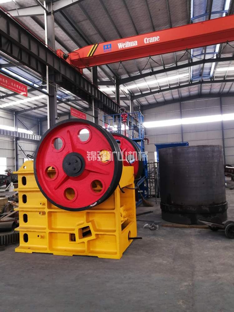 鄂式碎石機(jī)(圖1) 鄂式碎石機(jī)(圖1)