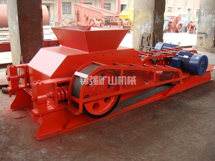 對(duì)輥粉碎機(jī)(圖2) 對(duì)輥粉碎機(jī)(圖2)